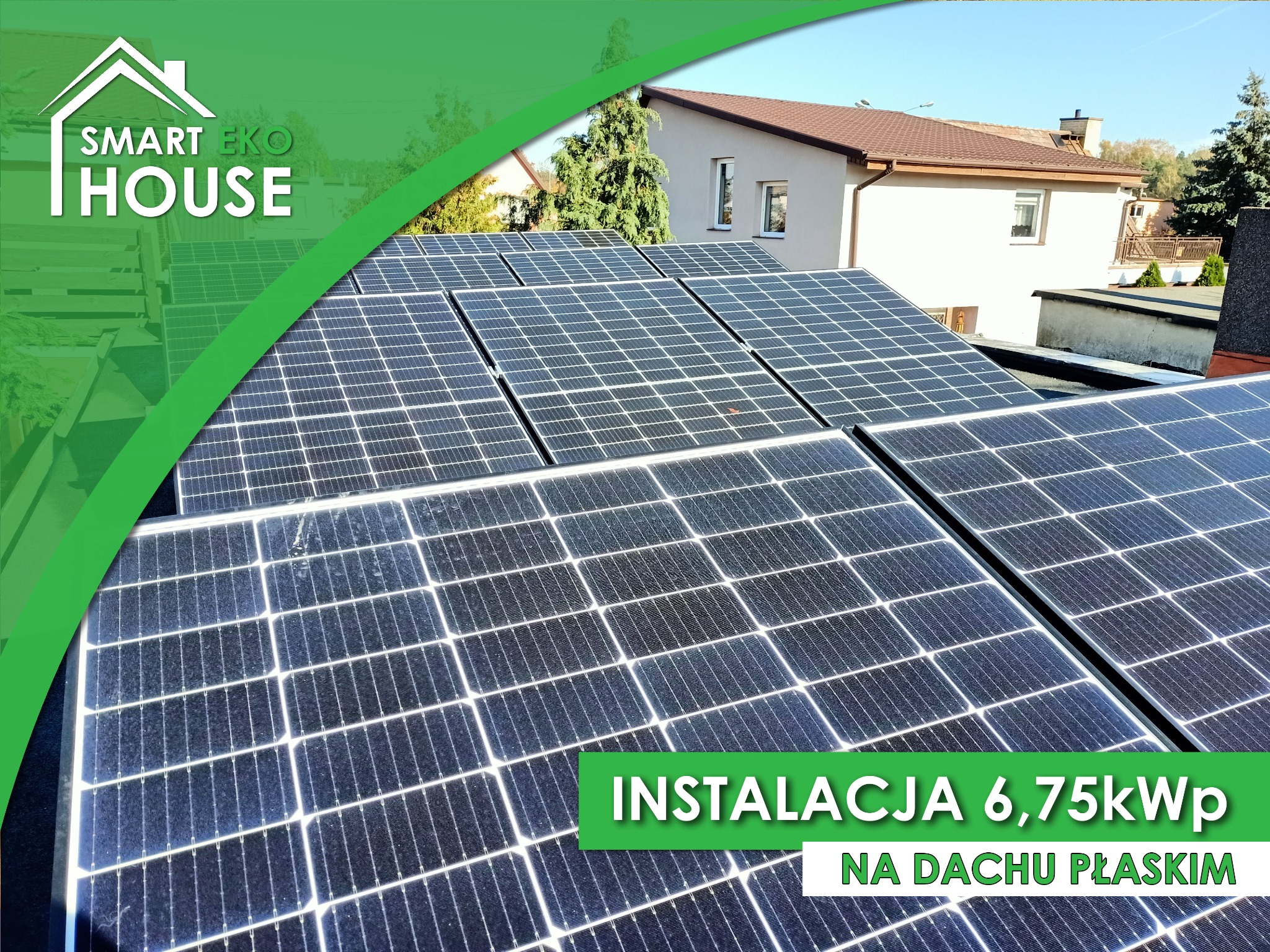 Panel słoneczny o mocy 6,75kWp zamontowany na płaskim dachu, z widocznym logo firmy Smart Eko House w tle.