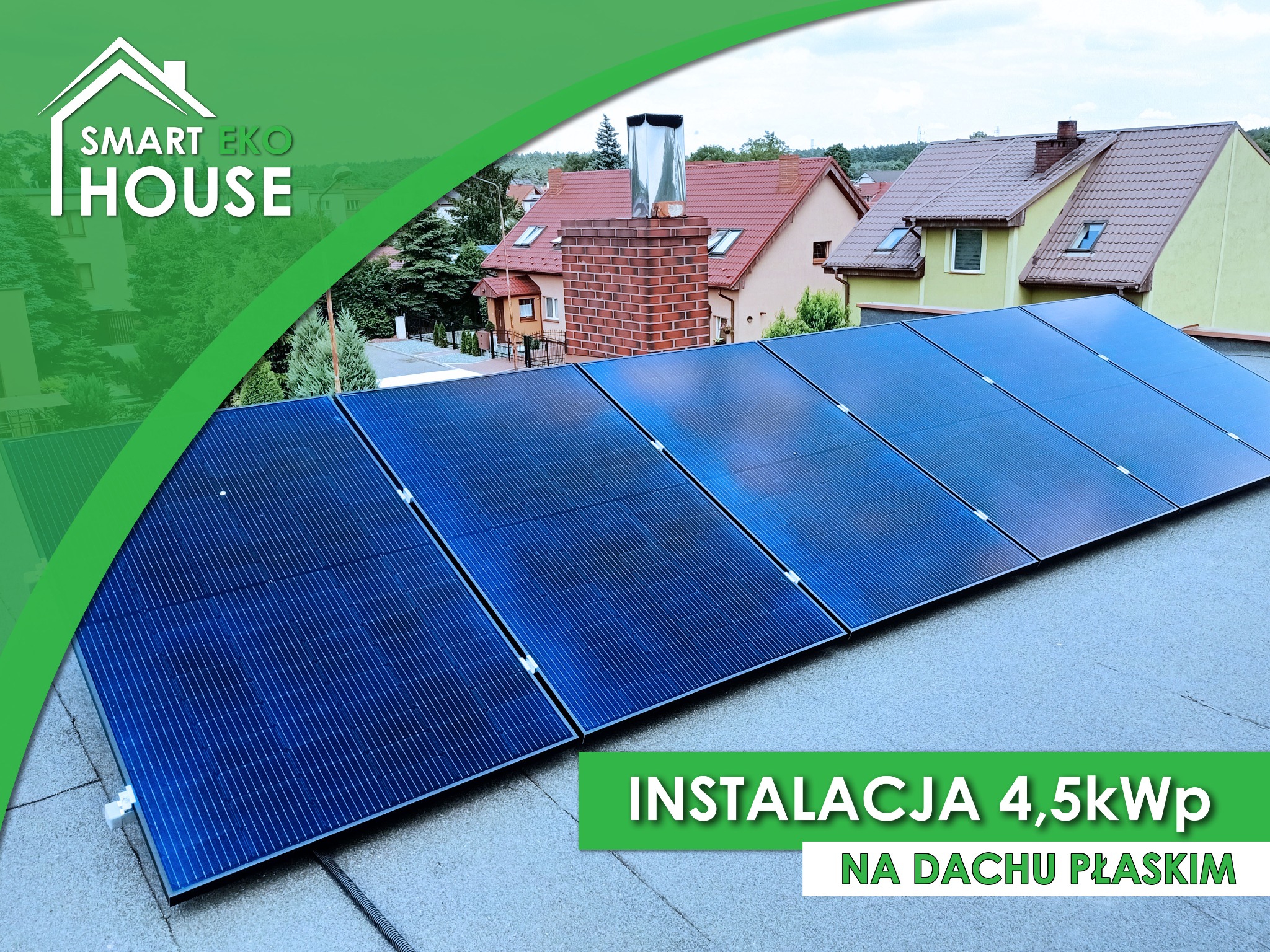 Instalacja paneli fotowoltaicznych 4,5kW na płaskim dachu z widocznym kominem i budynkami w tle, z logo firmy Smart Eko House w lewym górnym rogu.