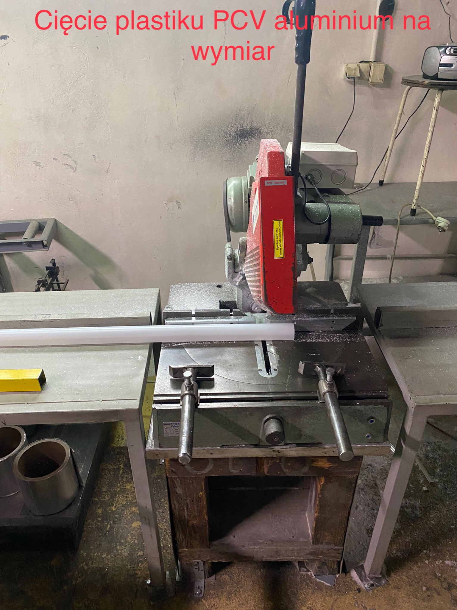 Piła tarczowa do cięcia profili z tworzyw sztucznych, z widocznymi wiórami po cięciu, w warsztacie.