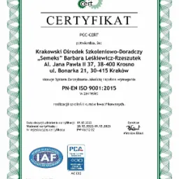 Certyfikat PCC-CERT dla Krakowskiego Ośrodka Szkoleniowo-Doradczego 'Semeks' potwierdzający zgodność z normą PN-EN ISO 9001:2015 w zakresie szkoleń i kursów kwalifikacyjnych, ważny do 19.12.2025.