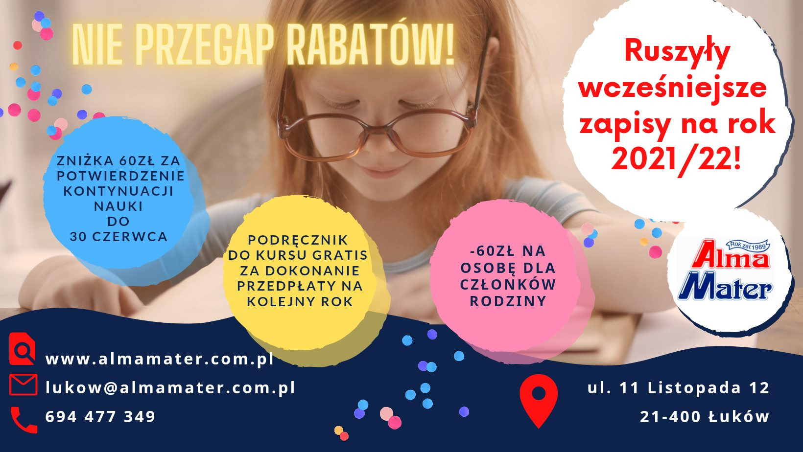 Uśmiechnięta dziewczynka w okularach na tle plakatu reklamującego wczesne zapisy na rok 2021/22 w szkole językowej Alma Mater, z informacją o zniżkach i darmowym podręczniku.