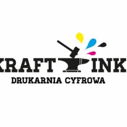 Logo firmy Kraft Ink Drukarnia Cyfrowa z kowadłem i młotem, z których tryskają kolorowe krople farby (CMYK).