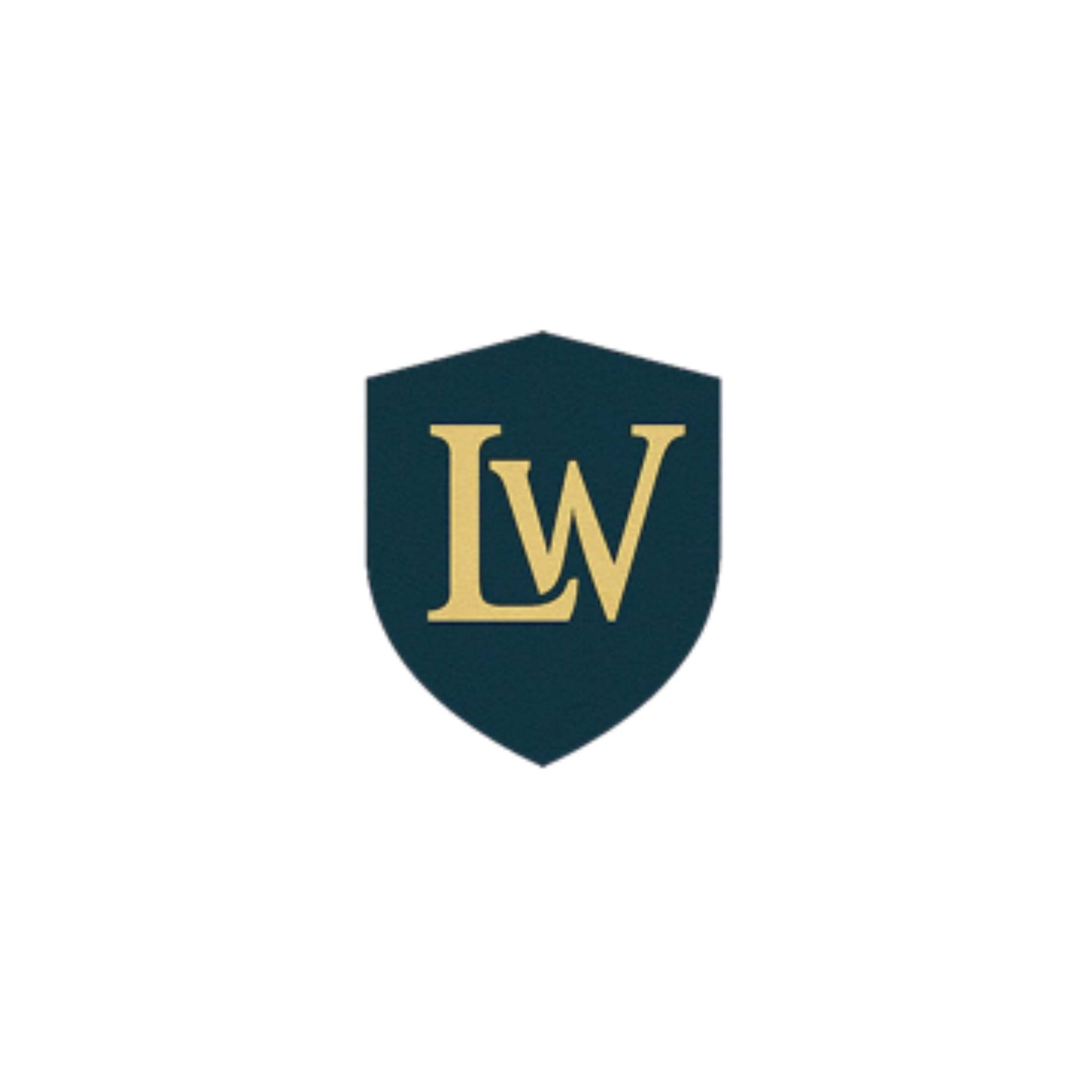 Logo firmy: ciemnozielona tarcza herbowa z złotymi literami 'LW' na białym tle. Minimalistyczny, elegancki design.