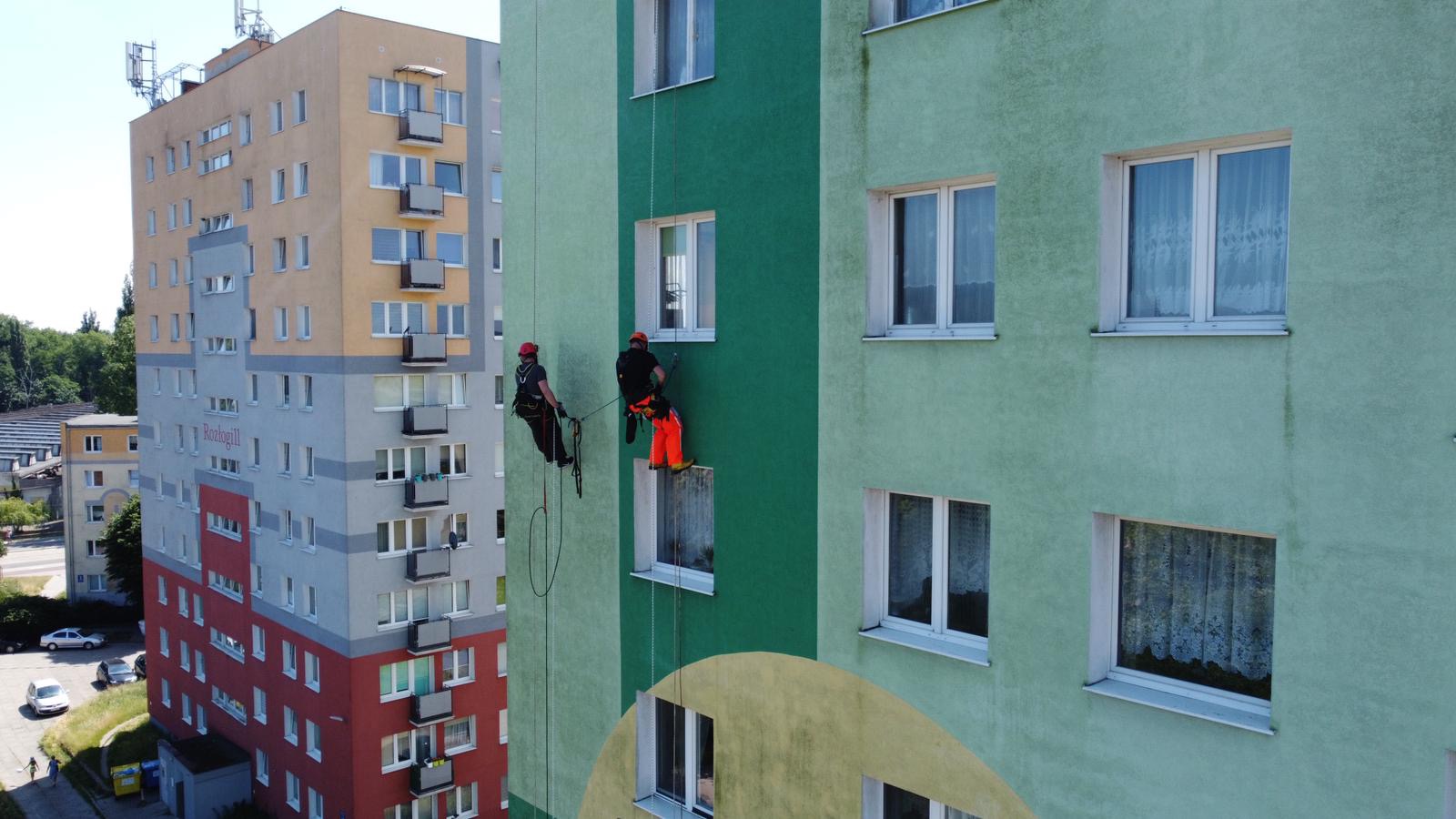 Mycie elewacji z wykorzystaniem technik linowych