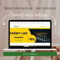 Laptop wyświetlający stronę sklepu internetowego led-lumos.pl z ofertą taśm LED, na tle beżowej tkaniny i białego krzesła.