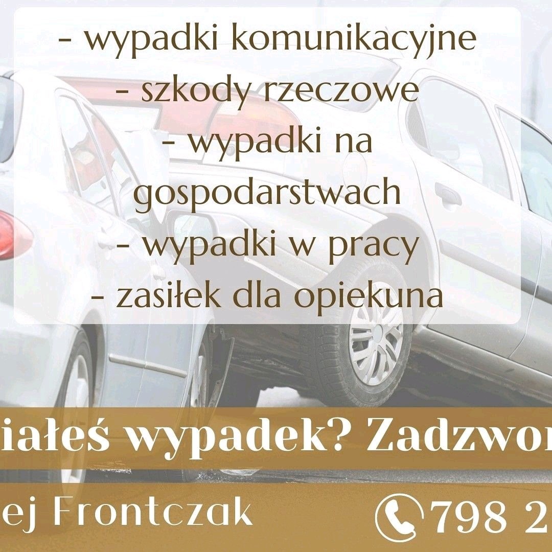 Uszkodzone samochody po kolizji z nałożonym tekstem informującym o odszkodowaniach za wypadki komunikacyjne, szkody rzeczowe, wypadki w gospodarstwach i w pracy, oraz zasiłek dla opiekuna.