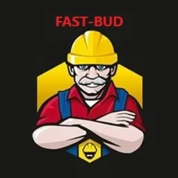 Ilustracja przedstawia logo firmy budowlanej 'FAST-BUD' z wizerunkiem starszego mężczyzny w żółtym kasku, czerwonej koszuli i niebieskich ogrodniczkach na tle czarno-żółtego sześciokąta.