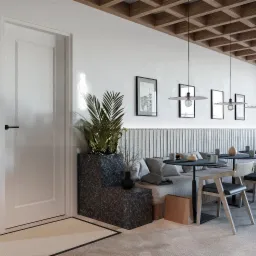 Wnętrze lokalu usługowego z rzędem okrągłych stolików, krzeseł i wbudowaną sofą wzdłuż ściany z dekoracyjnymi lamelami, oświetlone wiszącymi lampami i ozdobione roślinami w donicach.