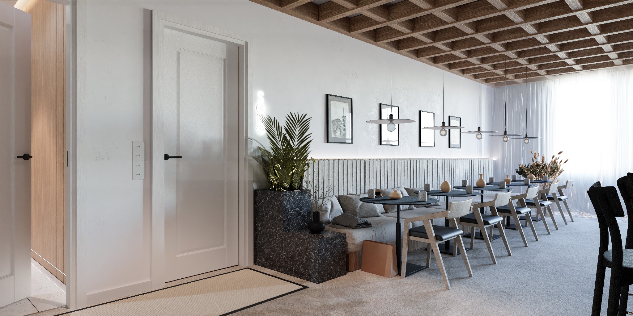 Wnętrze lokalu usługowego z rzędem okrągłych stolików, krzeseł i wbudowaną sofą wzdłuż ściany z dekoracyjnymi lamelami, oświetlone wiszącymi lampami i ozdobione roślinami w donicach.