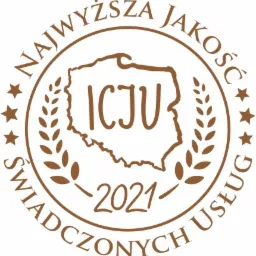 Brązowa okrągła pieczęć z napisem 'NAJWYŻSZA JAKOŚĆ ŚWIADCZONYCH USŁUG' otaczającym kontur mapy Polski z napisem 'ICJU' i rokiem '2021'.