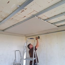 instalacja sufitu podwieszanego