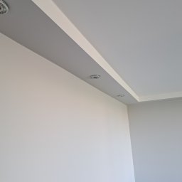 podwieszany sufit pod ozdobne oświetlenie