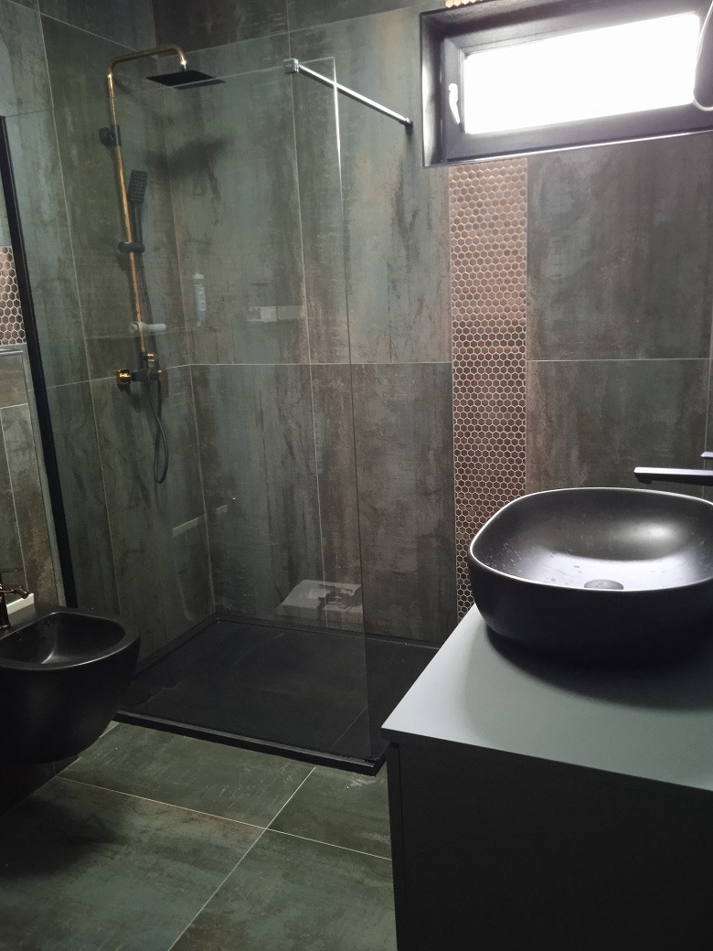 Łazienki, toalety - płytki, biały montaż, hydraulika