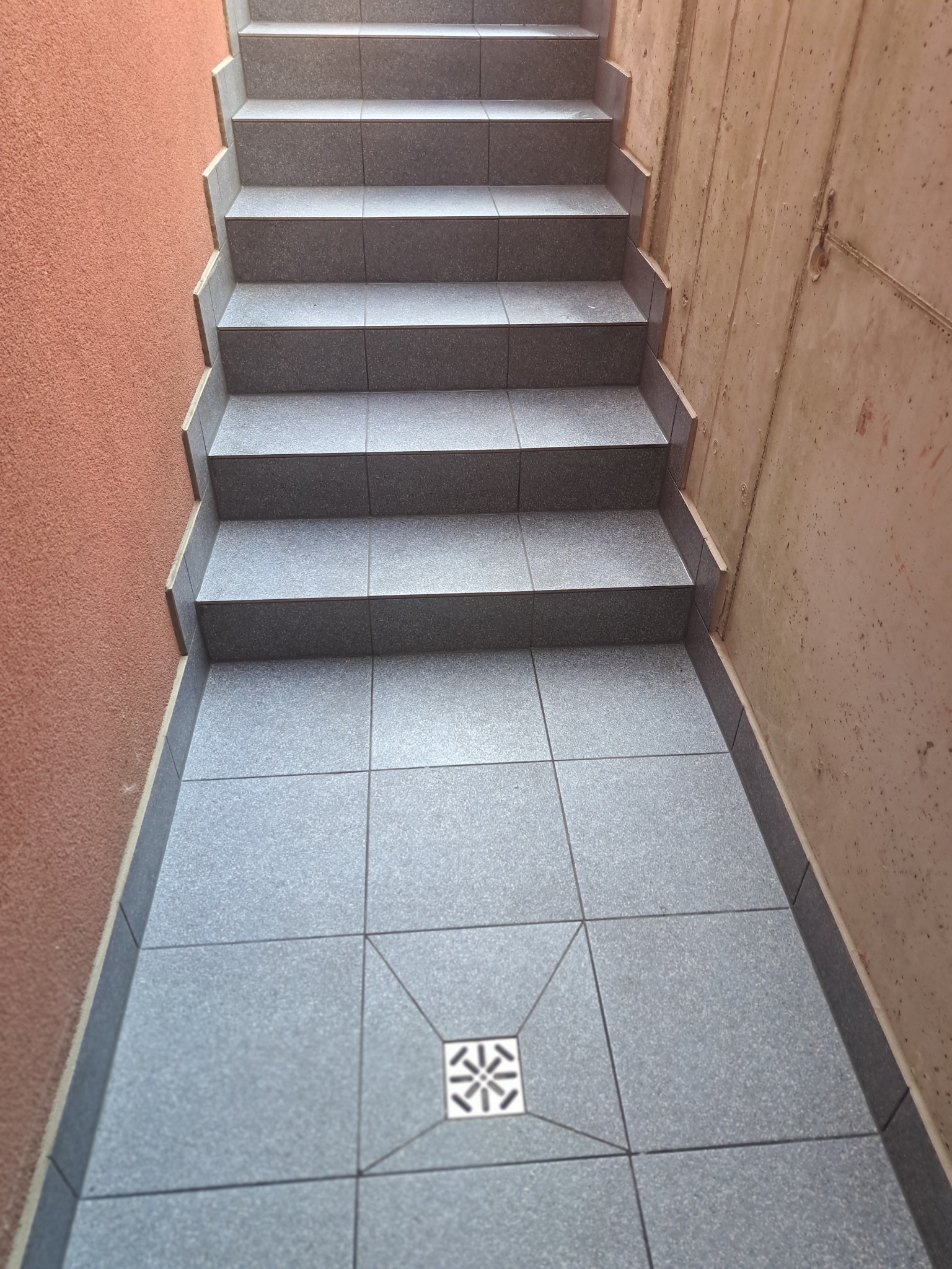 kładziemy również płytki na schody zewnętrzne