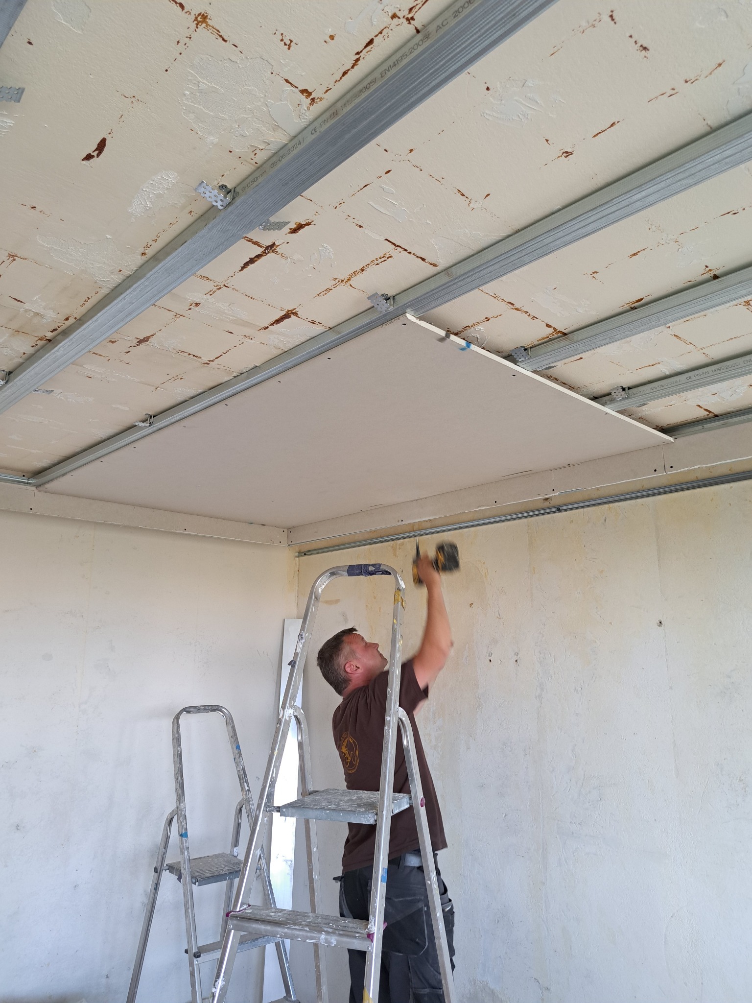 instalacja sufitu podwieszanego