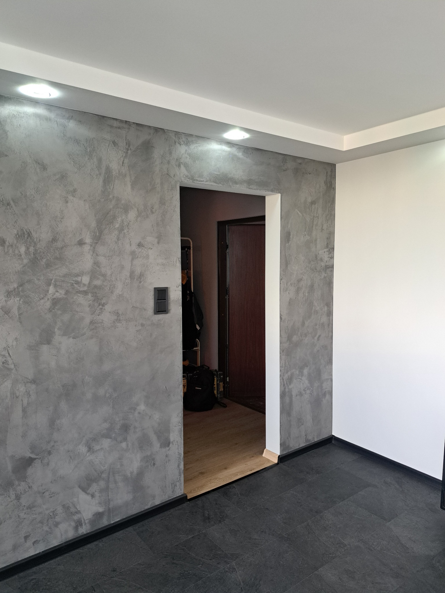 ozdobny tynk na ścianie