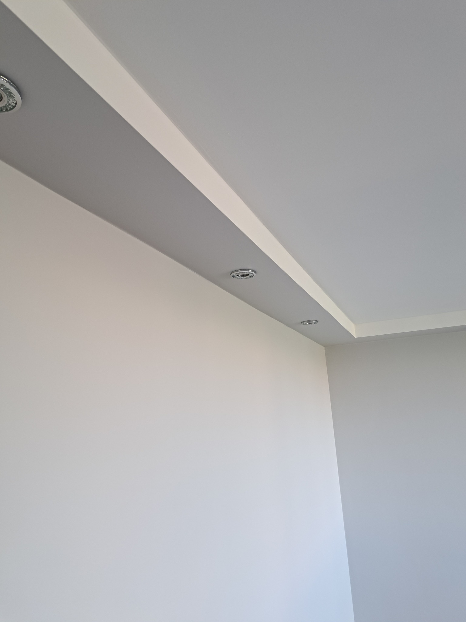 podwieszany sufit pod ozdobne oświetlenie