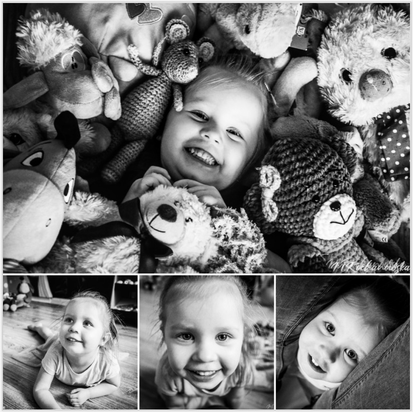 Czarno-biała kompozycja z uśmiechniętą dziewczynką leżącą wśród pluszowych zabawek, w tym ręcznie robionego misia, oraz kolaż trzech portretowych ujęć jej twarzy z różnymi kątami i wyrazami.