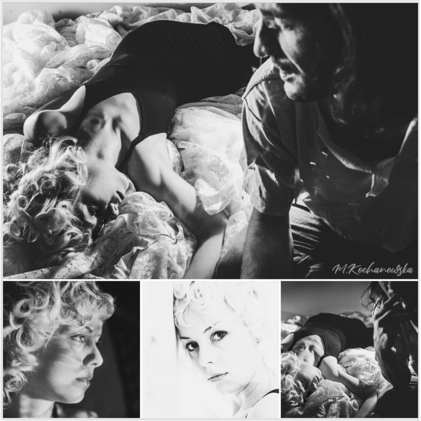 Czarno-biała kompozycja fotograficzna przedstawiająca kobietę w ciąży leżącą na łóżku z koronkową pościelą, obok niej siedzi mężczyzna, w dolnej części kolażu zbliżenia twarzy kobiety, wykonane...