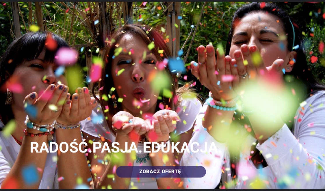 Trzy kobiety dmuchają konfetti w dłoniach na tle zieleni, symbolizując radość z nauki i rozwoju osobistego.