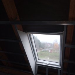 Kama-bud Usługi Ogolnobudowlane Kamil Tylkowski - Otwarty świetlik w poddaszu z widoczną konstrukcją metalową i częściowo zamontowaną płytą karton gips