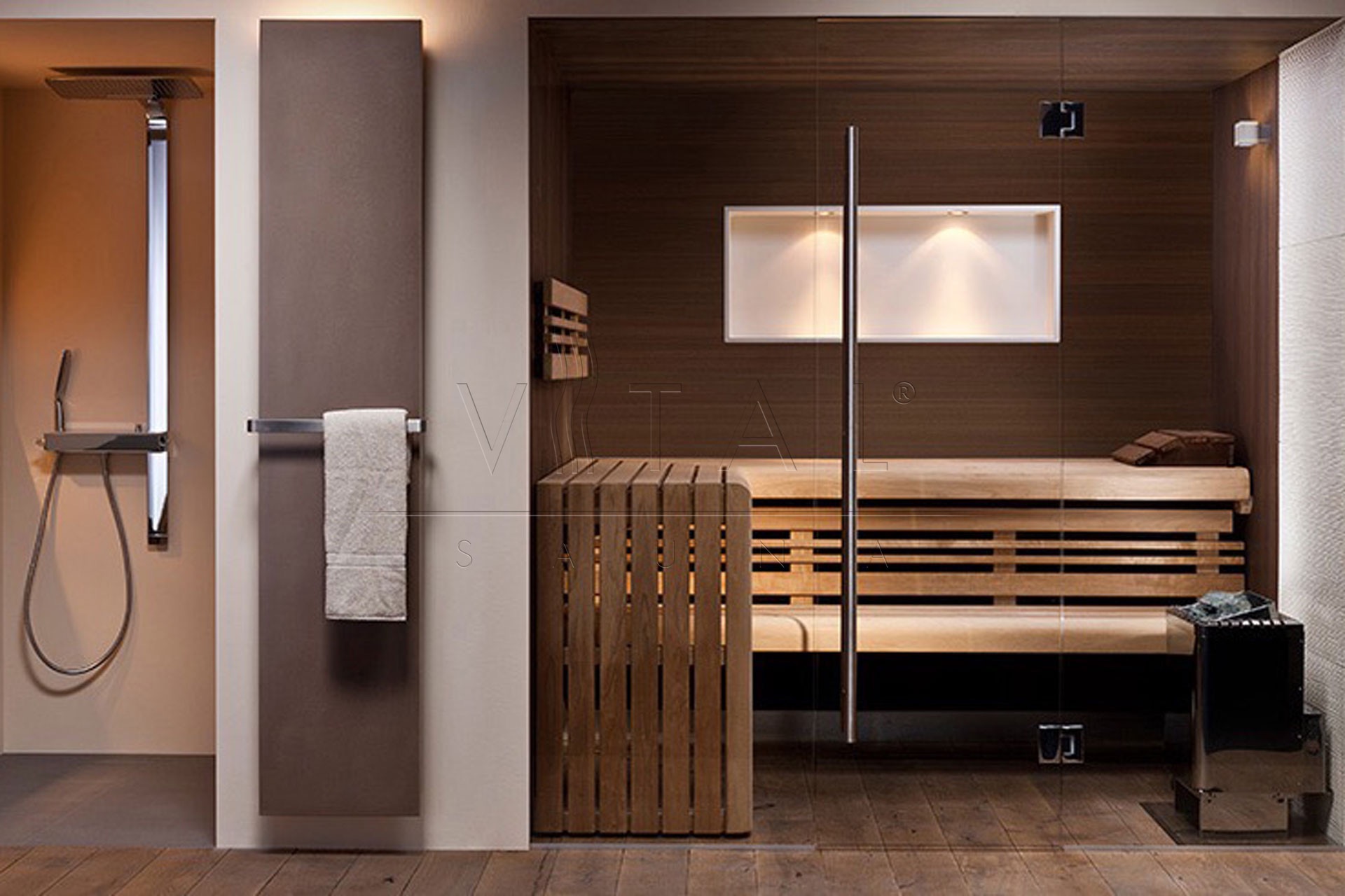 Nowoczesna kabina z drewnianym wyposażeniem, obejmująca prysznic z deszczownicą, grzejnik drabinkowy z ręcznikiem oraz piec do sauny z kamieniami.