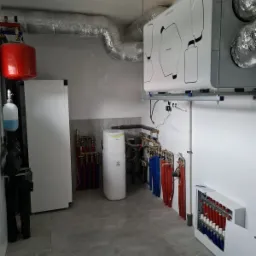 Kotłownia z pompą ciepła, centralą rekuperacyjną i stacją uzdatniania