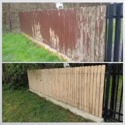 Porównanie stanu drewnianego płotu przed i po renowacji: górna część pokazuje płot z łuszczącą się, brązową farbą, a dolna część odnowiony, surowy płot z jasnego drewna, stojący na betonowej...