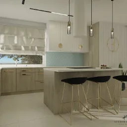 Wizualizacja jasnej kuchni w stylu modern classic z wyspą, trzema czarnymi hokerami na złotych nogach, okrągłym zegarem na ścianie i niebieską mozaiką nad blatem.