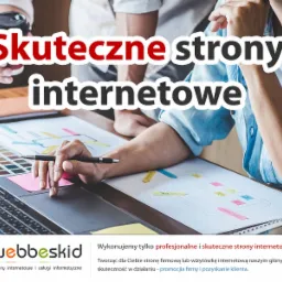 Zespół projektantów stron internetowych omawia układ strony na papierze, używając laptopa z paletą kolorów jako inspiracji, podczas gdy jeden z nich trzyma kawę.