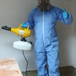 Odgrzybianie piwnic zalanego budynku.