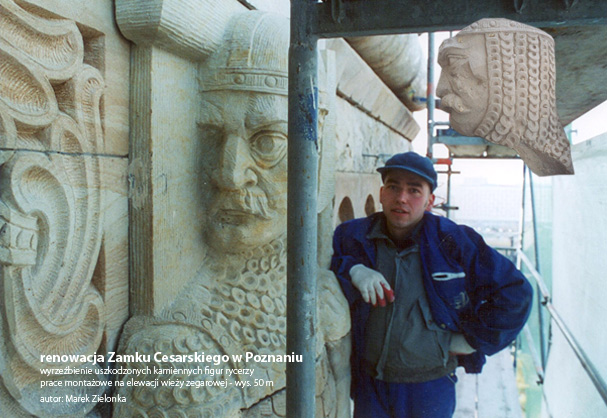 Pracownik w niebieskiej kurtce i czapce, wsparty o rusztowanie, na tle kamiennej płaskorzeźby rycerza i fragmentu elewacji wieży zegarowej podczas renowacji Zamku Cesarskiego w Poznaniu.