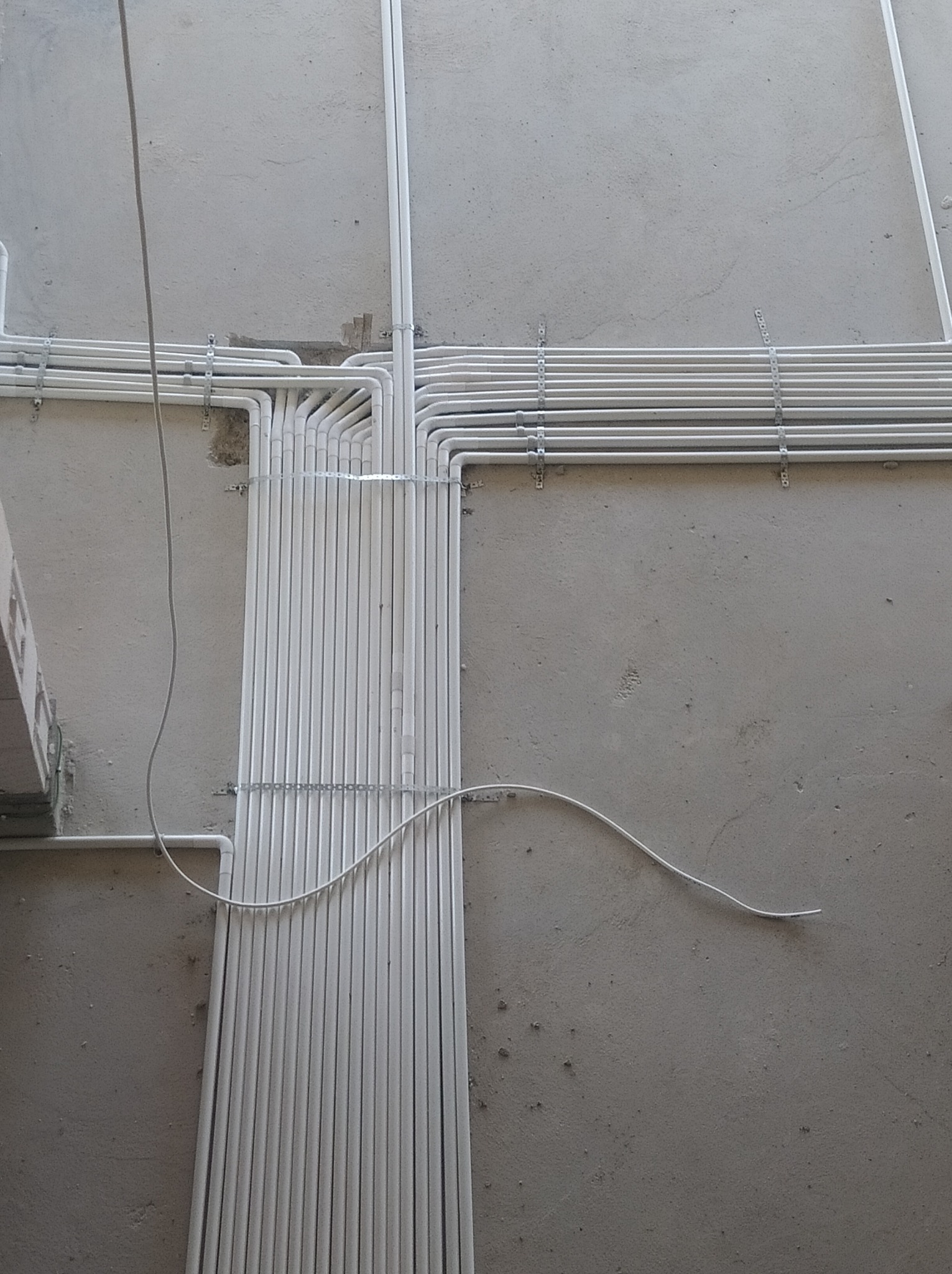 Trasa kablowa układana w rurkach na życzenie klienta. Estetycznie, bezpiecznie, solidnie