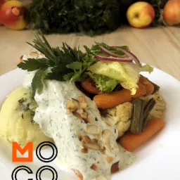 Elegancko podane danie: filet rybny z kremowym sosem koperkowym i płatkami migdałów, puree ziemniaczane, grillowane warzywa (marchewka, kalafior, fasolka szparagowa), sałata i czerwona cebula,...