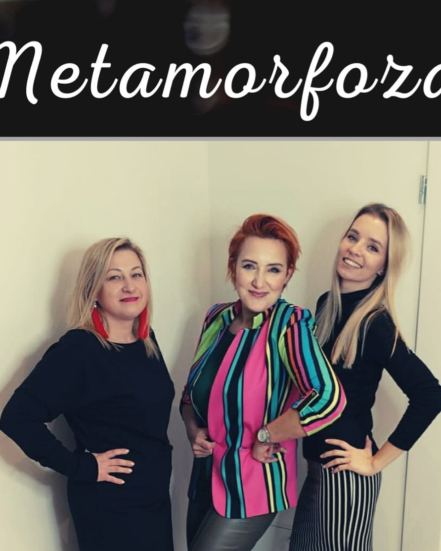 Trzy kobiety prezentują się po metamorfozie w salonie: blondynka w czarnej sukience z czerwonymi kolczykami, ruda w kolorowej marynarce w paski i blondynka w czarnym golfie i spódnicy w paski.