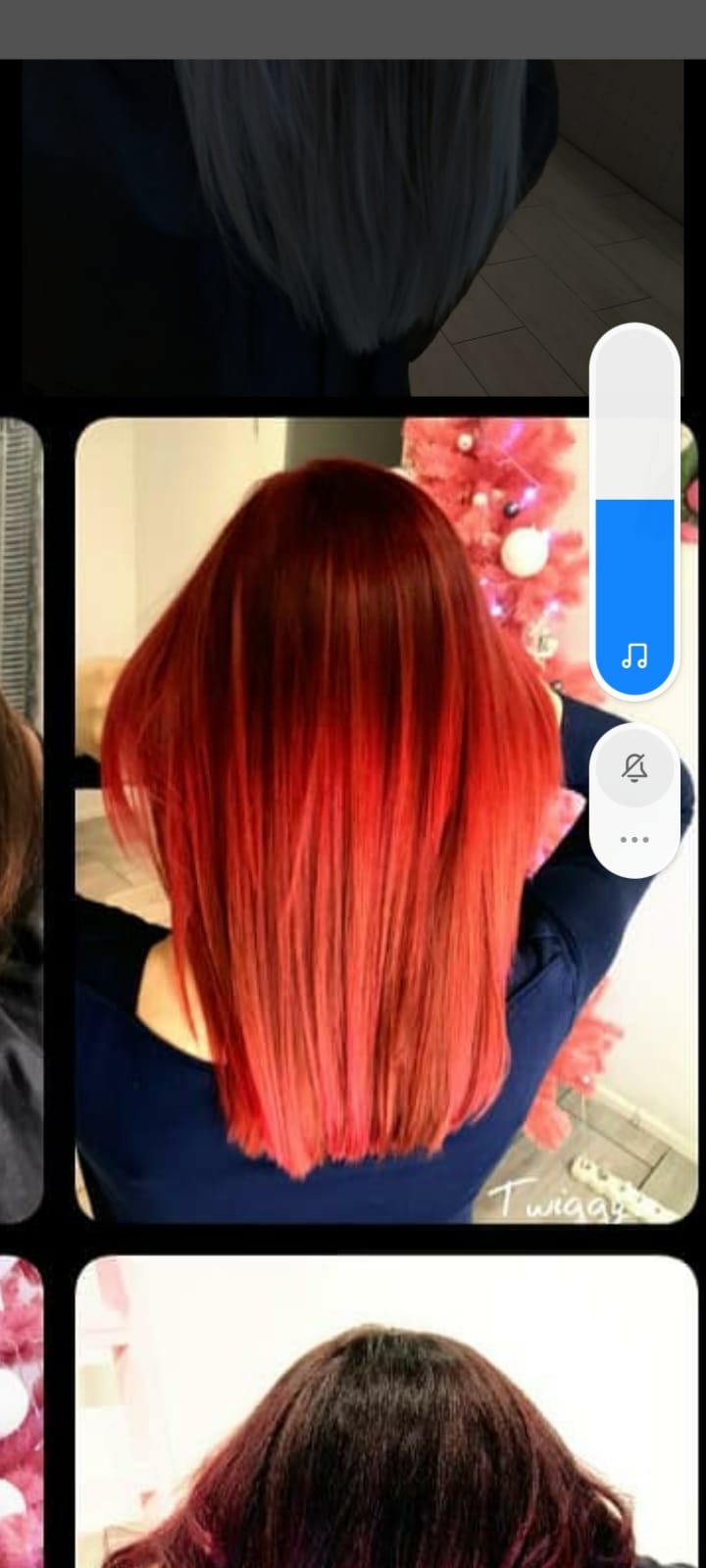 Intensywnie czerwone włosy z gradientem, widoczne od tyłu, z delikatnym połyskiem, na tle rozmytej choinki.