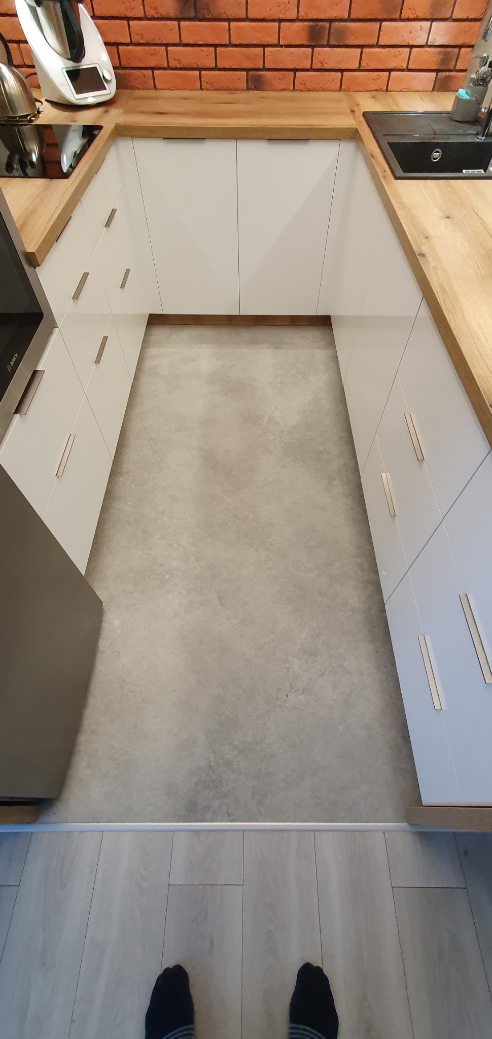 Płytka wielkoformatowa, podłoga w kuchni praktyczna bez fug- polecam