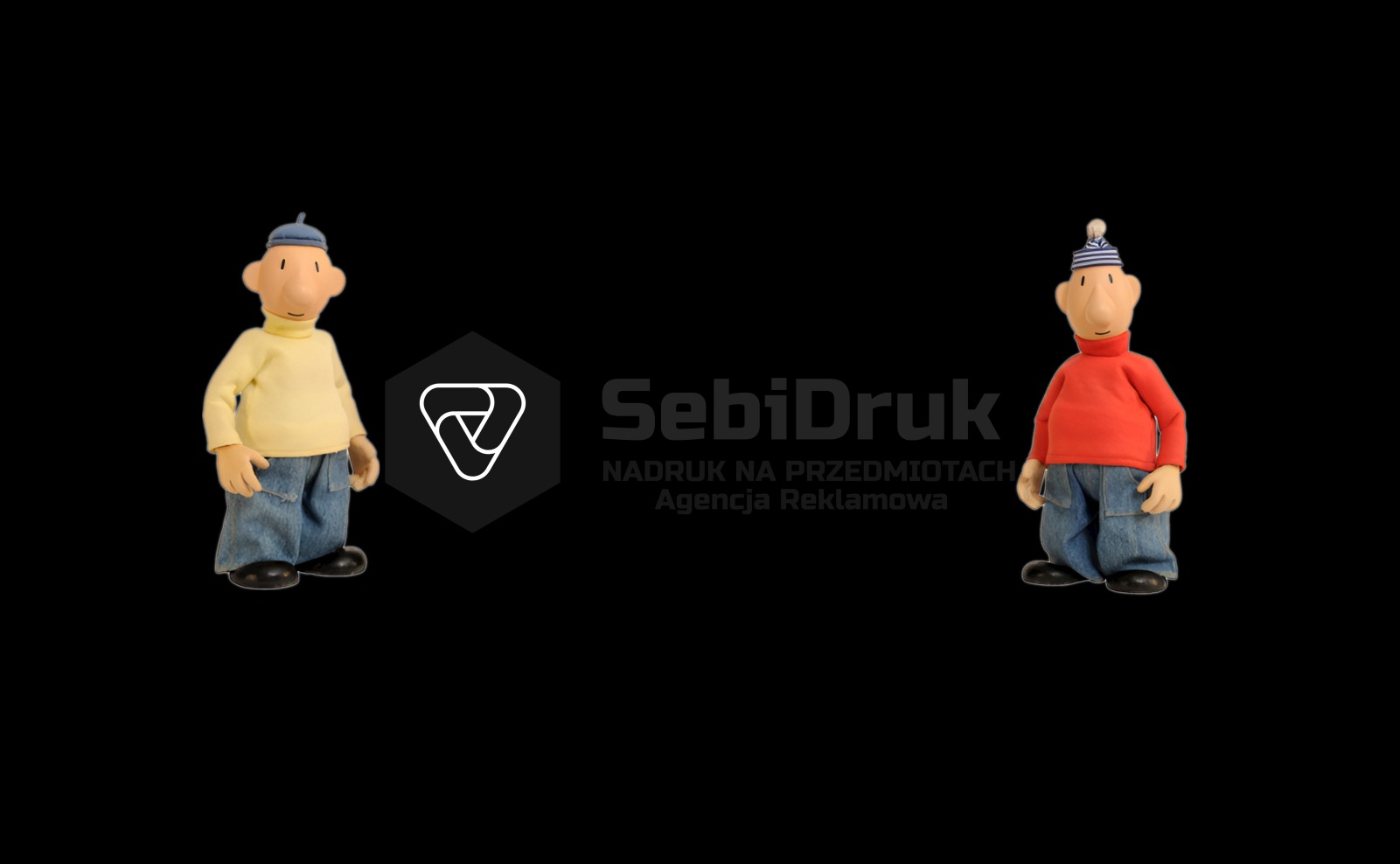 Logo firmy SebiDruk z Oświęcimia, agencji reklamowej specjalizującej się w nanoszeniu wzorów na przedmioty, z dwoma figurkami Pat i Mat po bokach.