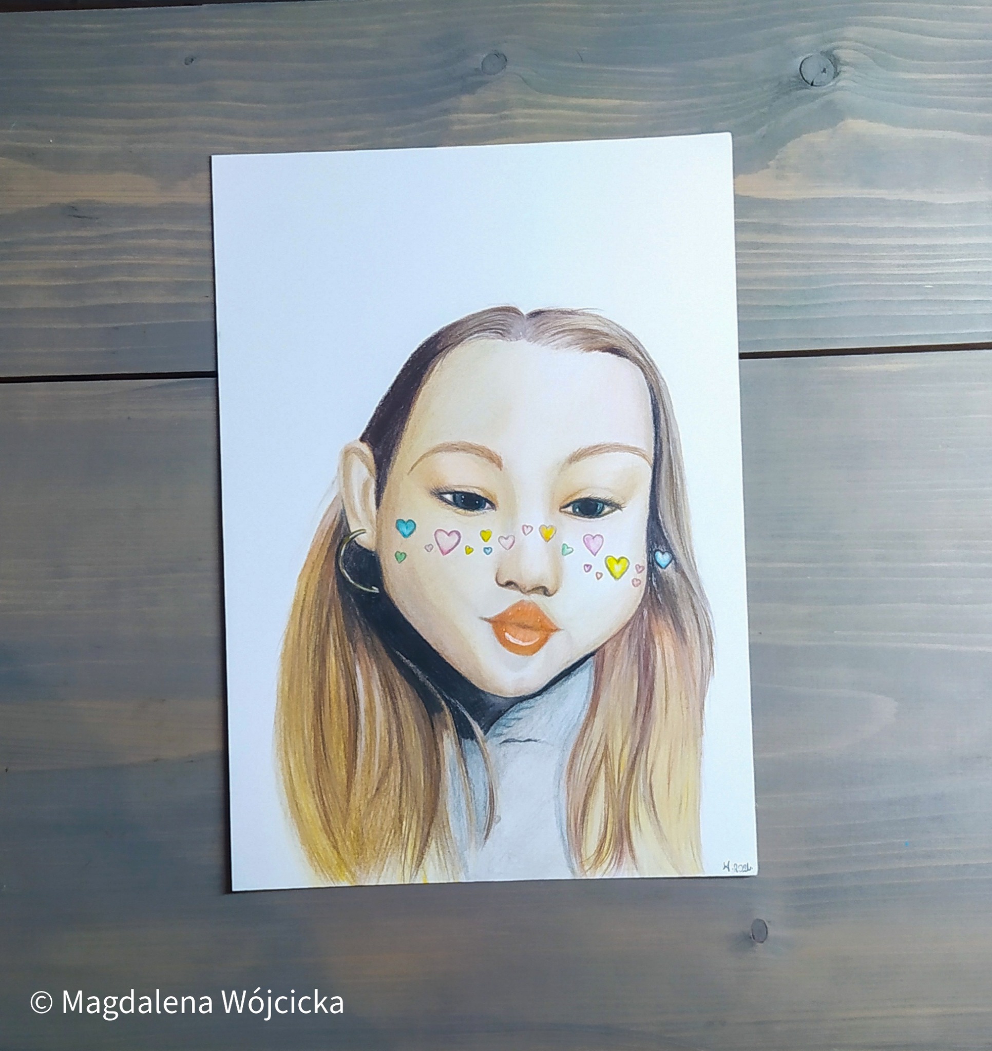 Portret dziewczynki w kolorze wykonany kredkami