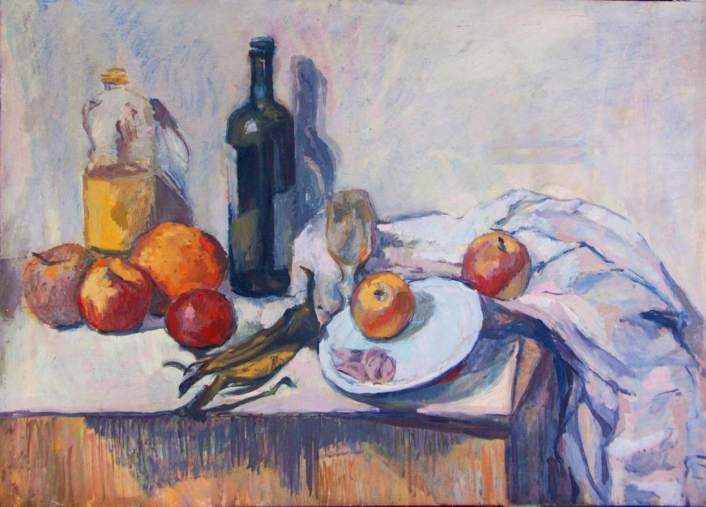 Martwa natura: olej na płótnie przedstawia butelkę wina, karafkę z sokiem, jabłka, pomarańcze, szklankę i obierki banana na stole, z białym płótnem w tle.