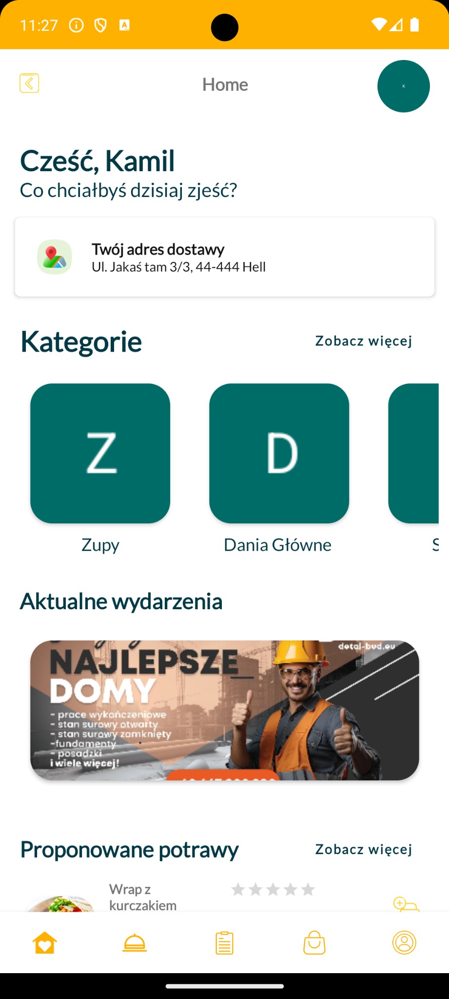 Ekran aplikacji mobilnej z ofertami jedzenia na wynos, widok głównej strony z kategoriami potraw i aktualnymi wydarzeniami, gdzie w sekcji wydarzeń promowana jest usługa budowy domów...