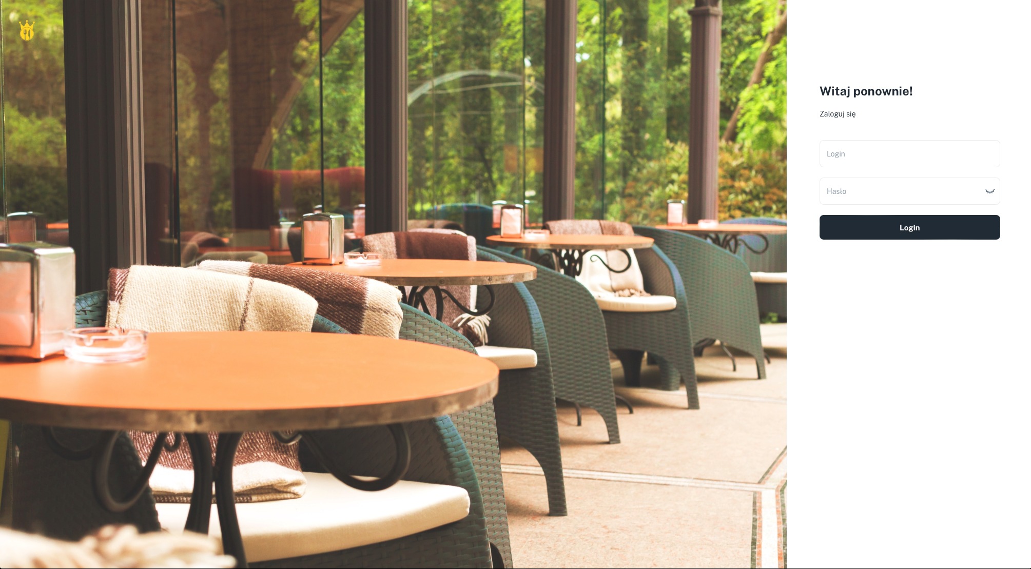 Ekran logowania do aplikacji z widokiem na ogródek restauracyjny z okrągłymi stolikami, rattanowymi krzesłami i pledami.