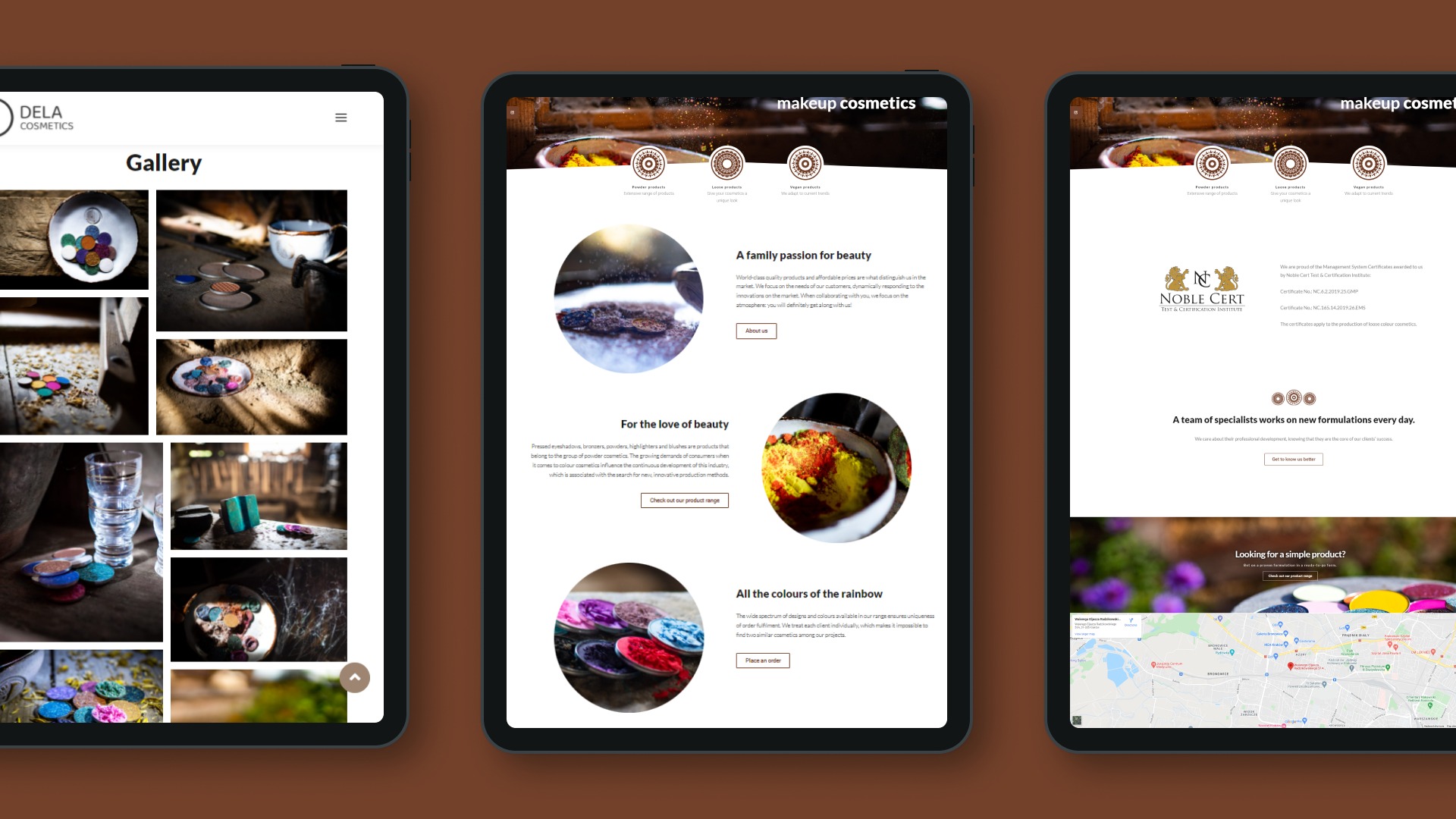 Responsywna strona internetowa z galerią kosmetyków Dela Cosmetics, wyświetlana na trzech tabletach z różnymi widokami: strona główna, galeria i sekcja certyfikatów, w ciepłym oświetleniu.