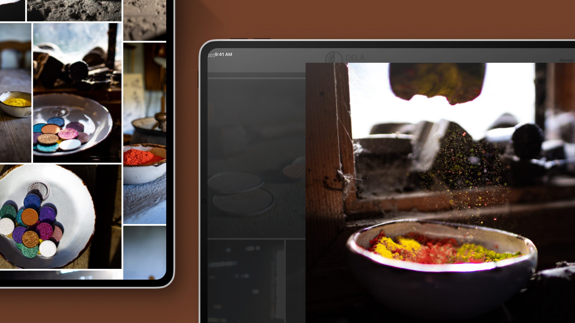 Ekran tabletu prezentuje kolaż zdjęć z barwnymi pigmentami w miseczkach, z efektem rozprysku proszków, umieszczony w rustykalnym otoczeniu.
