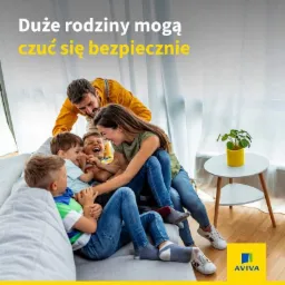 Uśmiechnięta rodzina z trzema synami bawi się na szarej sofie w jasnym salonie. Na stoliku obok stoi roślina w żółtej doniczce. W prawym dolnym rogu logo firmy ubezpieczeniowej.