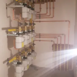 Rozdzielnia gazu w budynku dwukondygnacyjnym.