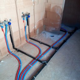 Montaż instalacji wodnej i kanalizacyjnej podtynkowo-podposadzkowej. System firmy Geberit.