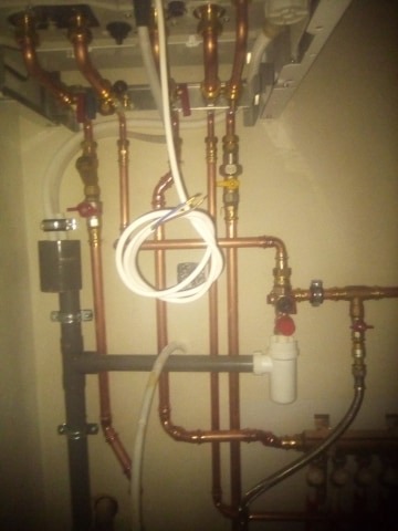 Montaż piecy gazowych dwufunkcyjnych pod system rozdzielaczy C.O. i wody użytkowej.