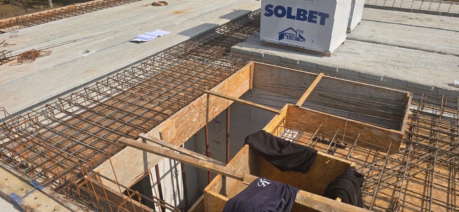 Zbrojenie stropu Teriva z pustakami Solbet, szalunki drewniane, widok z góry. Etap budowy domu jednorodzinnego, przygotowanie do zalewania betonem.