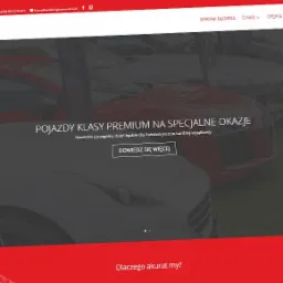 Strona internetowa z ofertą wynajmu pojazdów klasy premium na specjalne okazje, widoczne luksusowe samochody w tle.